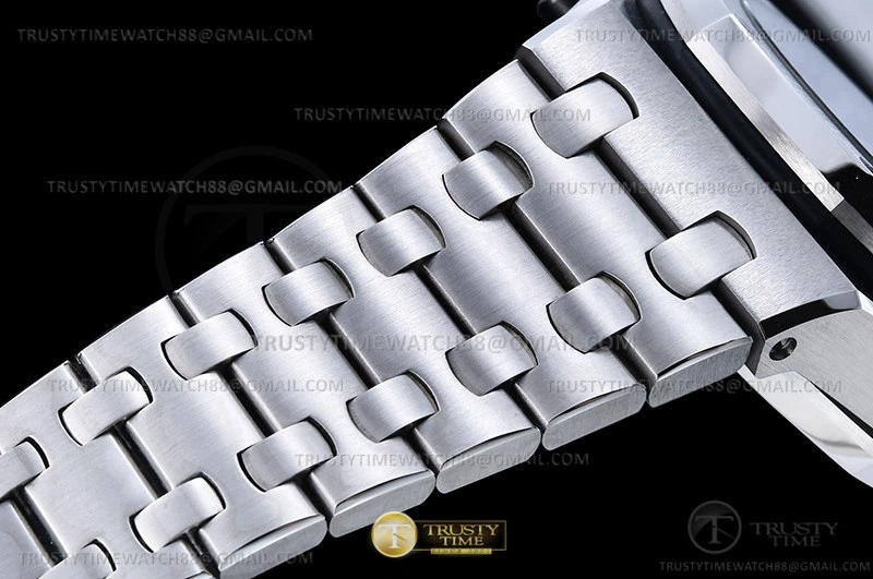OdorResistant AP ROO Chronograph SS SS Wht Silv Num APF 7750 Mod 9