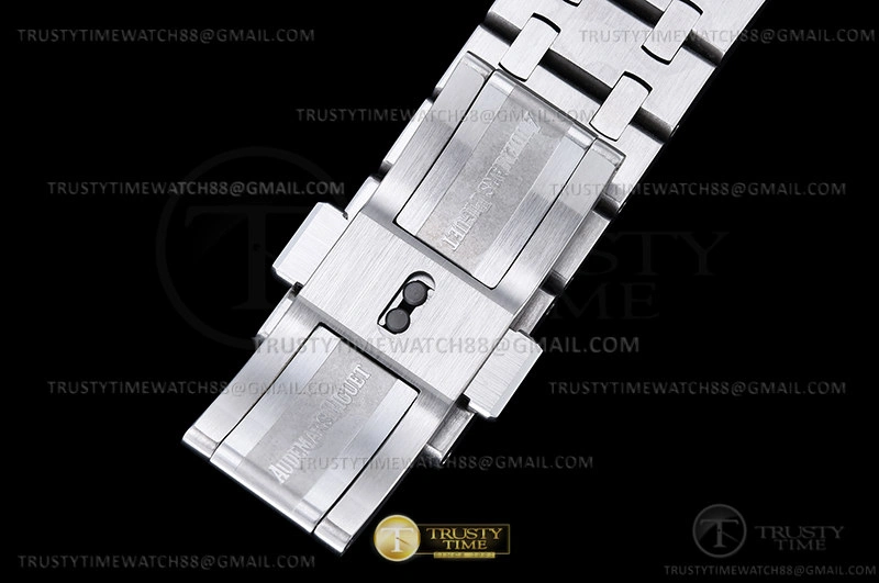 OdorResistant AP ROO Chronograph SS SS Wht Silv Num APF 7750 Mod 9