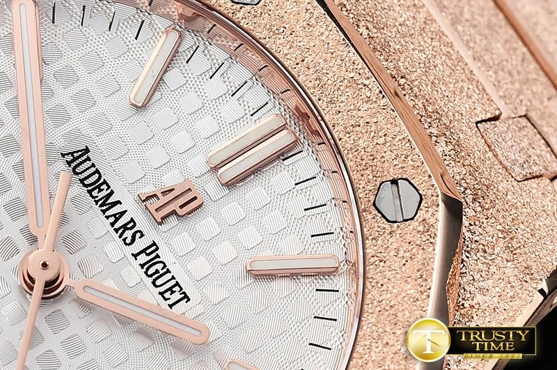 AP0513D – AP Royal Oak 37mm SmoothTexture 33