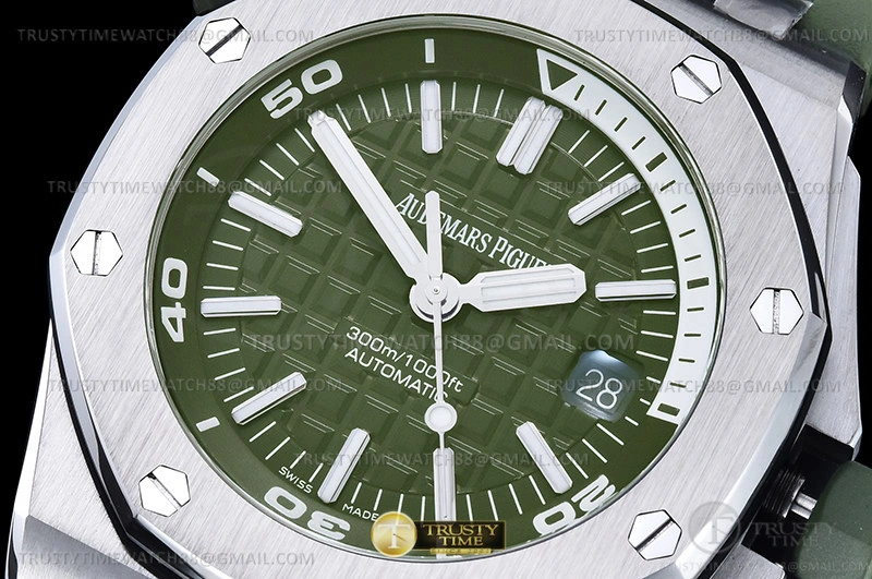 Royal Oak Offshore Diver 15710 SS RU Green APSF A WaterResistant 113