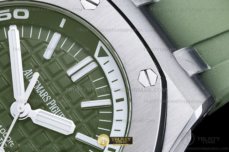 Royal Oak Offshore Diver 15710 SS RU Green APSF A WaterResistant 113