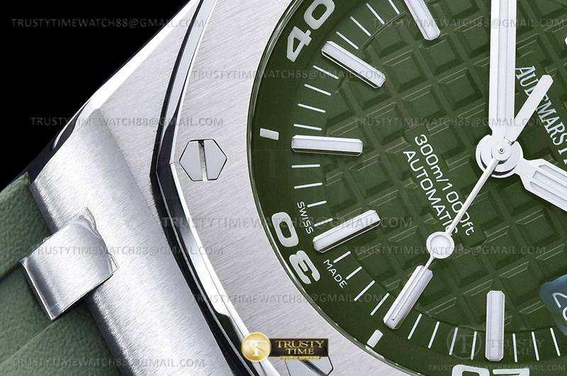 Royal Oak Offshore Diver 15710 SS RU Green APSF A WaterResistant 113