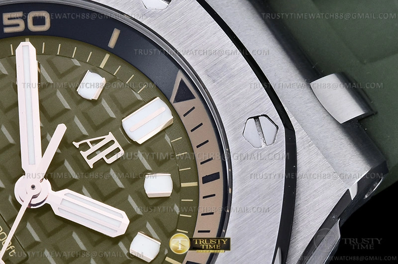 Royal Oak Offshore Diver 15720 SS RU Grn APF A HighPerformance 117